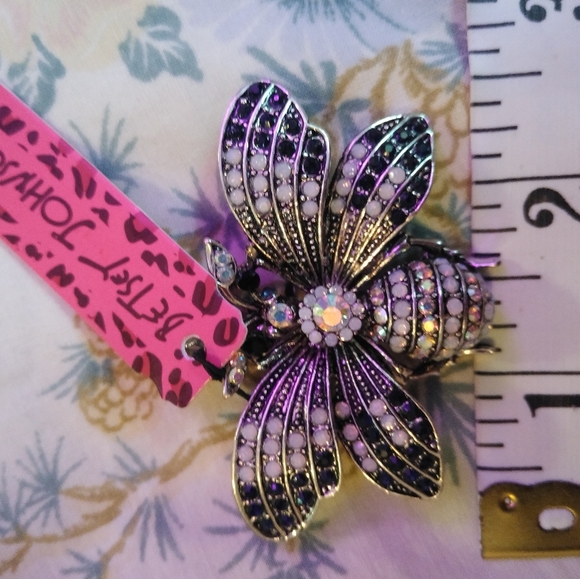 Bug Brooch - Picture 4 of 8